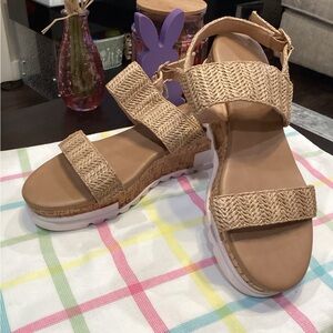 GUC - Dream Pairs - Raffia Platform Wedge Sandals - Size 10!!! Worn Once!!!!!!